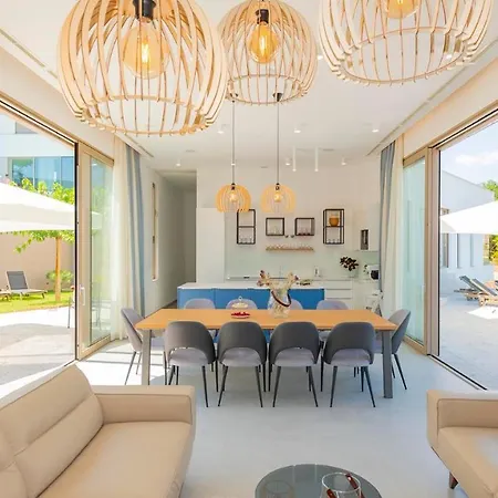 Villa Modern And Luxurious With Swimming Pool In *