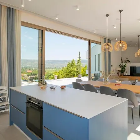 Villa Modern And Luxurious With Swimming Pool In