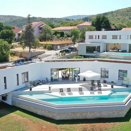 Villa Modern And Luxurious With Swimming Pool In *