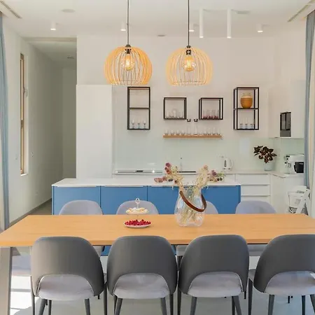 Modern And Luxurious With Swimming Pool In