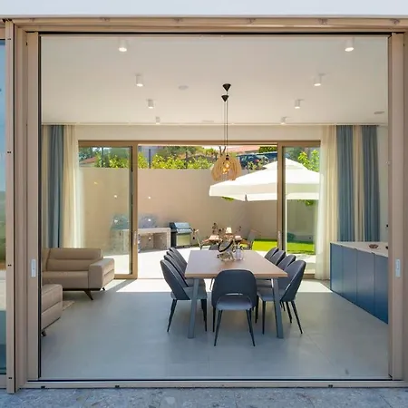 Modern And Luxurious With Swimming Pool In Zmijavci