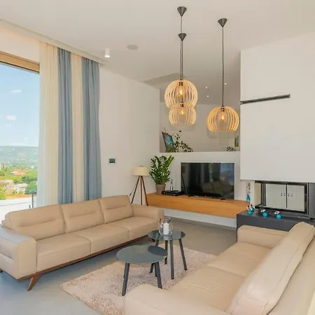 Villa Modern And Luxurious With Swimming Pool In
