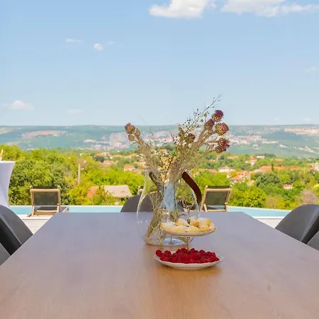 Villa Modern And Luxurious With Swimming Pool In *