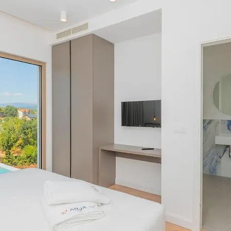 Modern And Luxurious With Swimming Pool In * Zmijavci