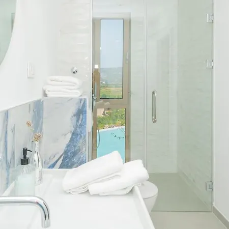 Modern And Luxurious With Swimming Pool In Villa *