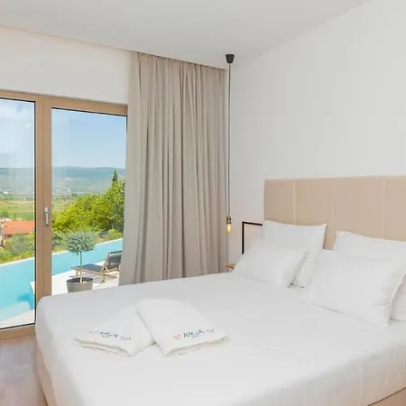 Villa Modern And Luxurious With Swimming Pool In *