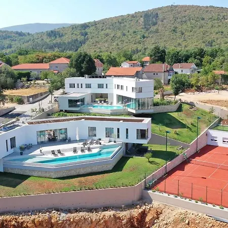 Modern And Luxurious With Swimming Pool In Villa